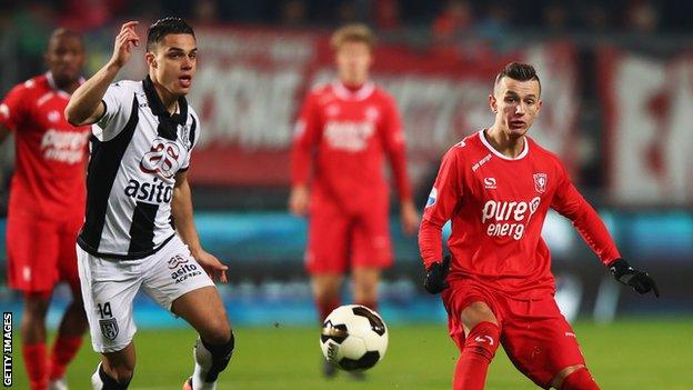 Joey Pelupessy in action against former club FC Twente