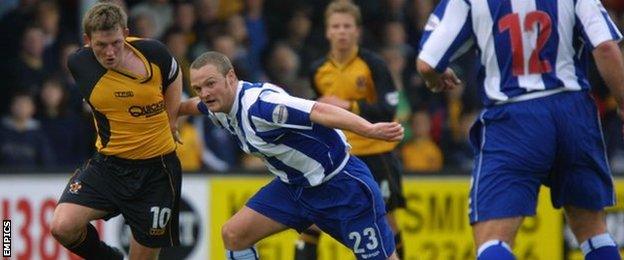 Tom Youngs playing for Cambridge United against Huddersfield in 2002