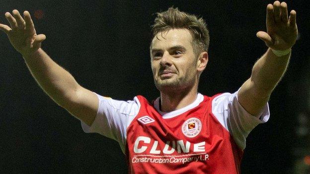 Greg Bolger celebrates with St Patrick's Athletic