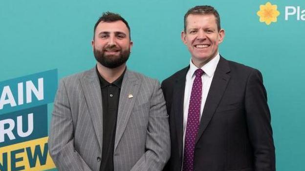 Oliver Bradley-Hughes gydag arweinydd Plaid Cymru, Rhun ap Iorwerth
