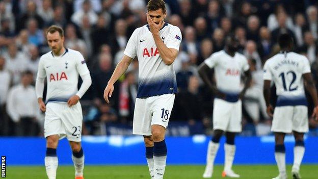 Dejected Spurs players