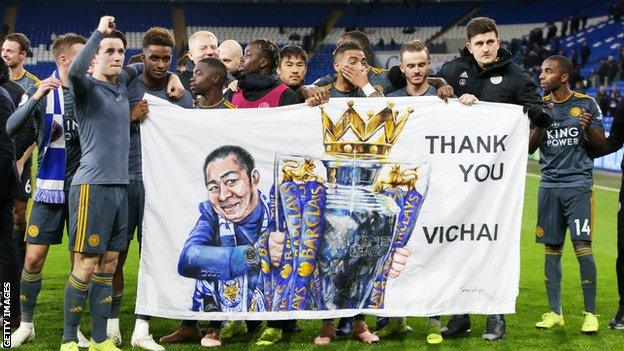 Leicester players hold a Vichai Srivaddhanaprabha banner