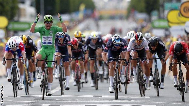 Mark Cavendish wins stage six