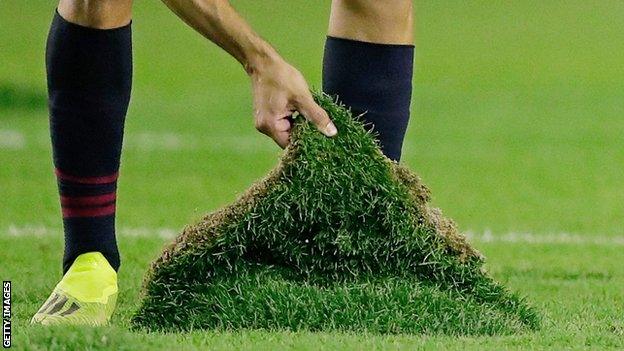 Jordi Alba examines the pitch at Real Valladolid