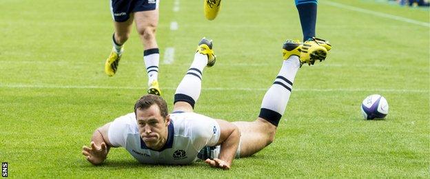 Tim Visser scores against Italy for Scotland