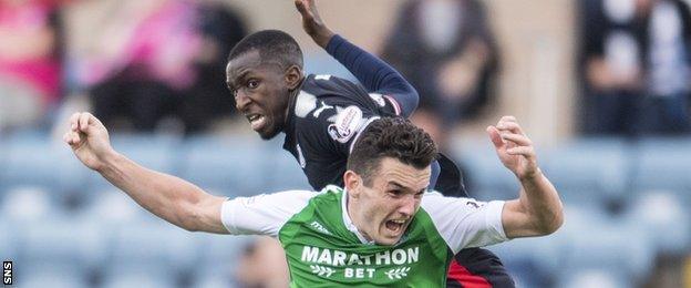 Hibernian midfielder John McGinn and Dundee' Glen Kamara