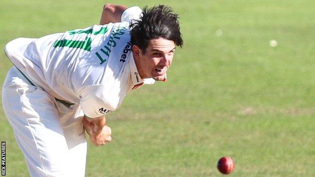 Chris Wright bowling for Leicestershire