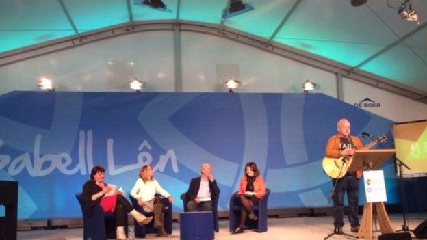 Nici Beech, Siân James, Huw Jones, Sara Meredudd a Geraint Lovgreen
