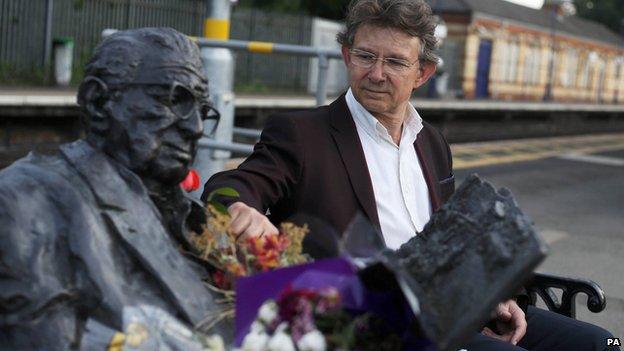 Nick Winton and statue of Sir Nicholas Winton