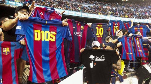 Barcelona fans hold up shirts in tribute to Messi