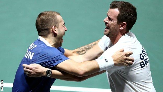 Dan Evans celebrates with captain Leon Smith