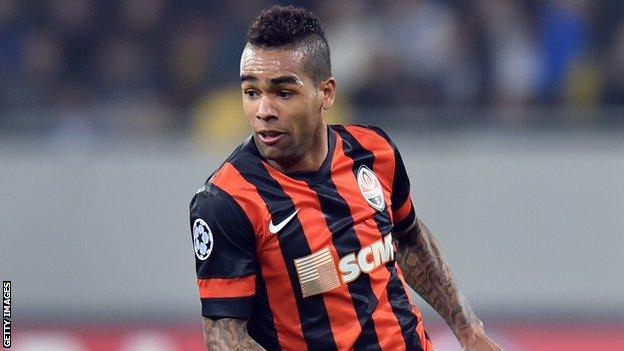 Alex Teixeira playing for Shakhtar Donetsk in the Champions League