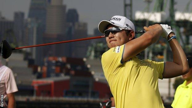 Song Young-han with the Singapore Open trophy