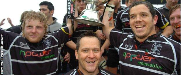 Duncan Jones, Shaun Connor and Paul James celebrate Ospreys winning the 2007 Magners League title