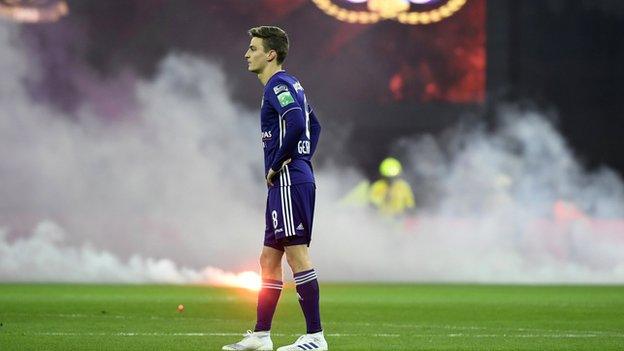 Flare lands on the Stade Maurice Dufrasne pitch