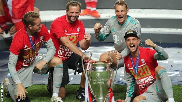 Manuel Neuer celebrates with the Bayern Munich goalkeepers and staff