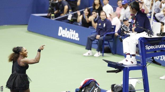 Serena Williams argues with umpire