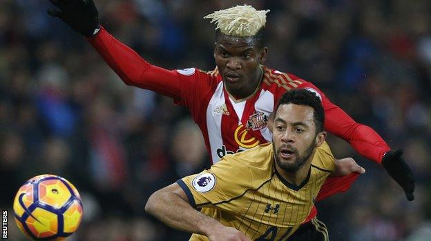 Sunderland's Didier Ndong watches Tottenham's Mousa Dembele