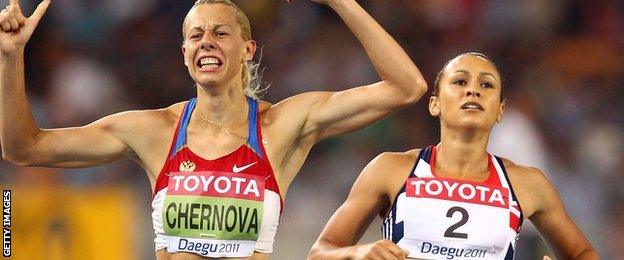 Tatyna Chernova and Jessica Ennis compete at Daegu 2011