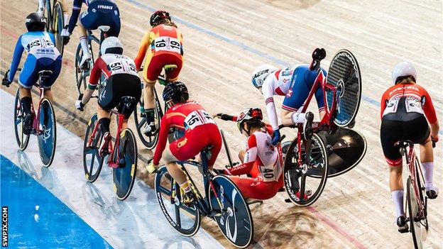 Laura Kenny crashes in Milton