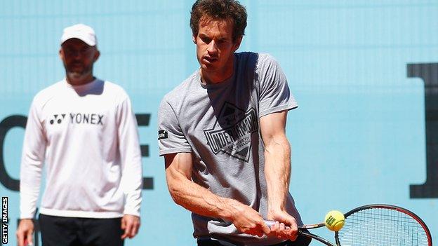 Jamie Delgado watches Andy Murray in training