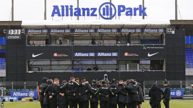 A general shot of Saracens players in a huddle at Allianz Park