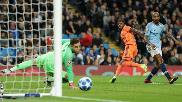 Maxwel Cornet puts Lyon in front