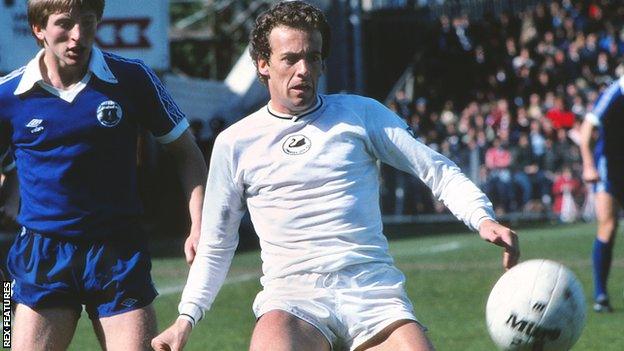 Alan Curtis in action for Swansea in 1982