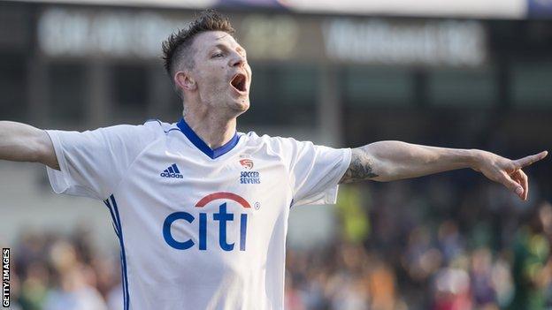 Jamie Cureton celebrates a goal