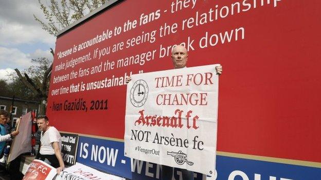 This banner highlighted a quote that chief executive Ivan Gazidis made regarding the manager "being accountable to the fans"