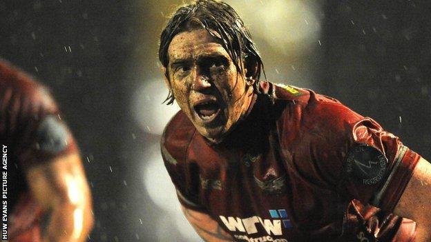 Alix Popham in action for Scarlets in 2008