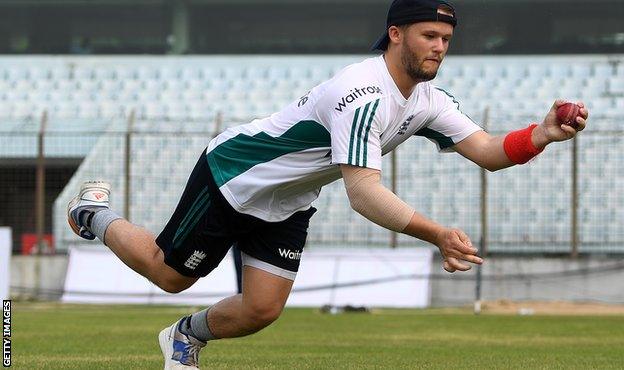 Ben Duckett practises