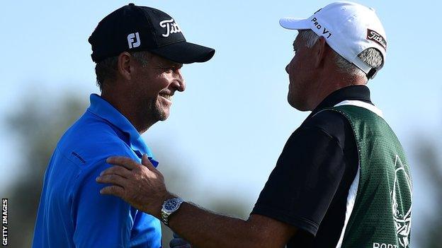 Anders Hansen shakes hands with his caddy after a third round 62