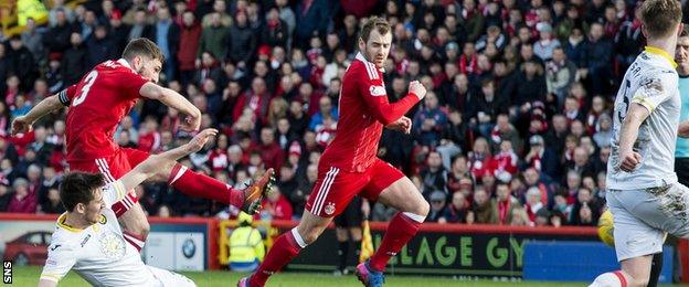 Graeme Shinnie scores