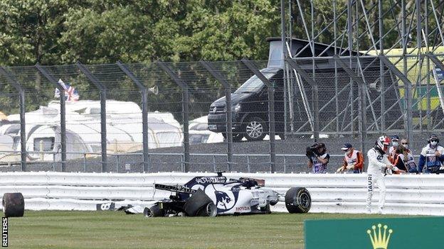 Daniil Kvyat crashes