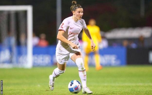 Natalia Kuikka playing for Portland Thorns