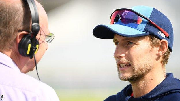 Joe Root speaks to Jonathan Agnew after the third Test