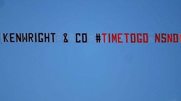 A plane flying with a banner calling for chairman Bill Kenwright to leave