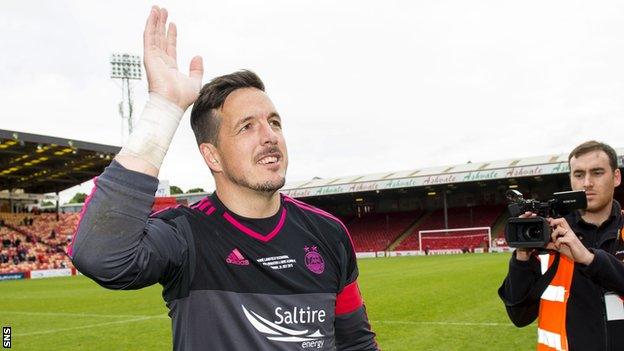 Aberdeen goalkeeper Jamie Langfield waves to the club's fans