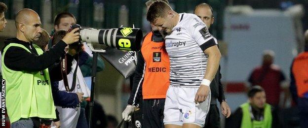 Dan Biggar leaves the field after quarter of an hour in Treviso