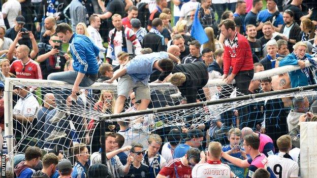 Hamburg celebrate Bundesliga survival