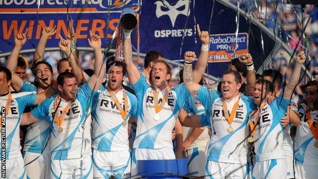 Ospreys celebrate winning the 2012 Pro12 final