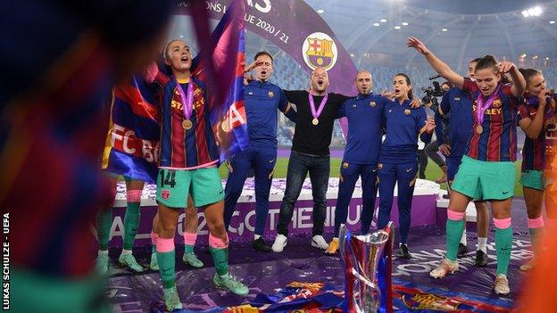 Lluis Cortes (centre) celebrates Champions League triumph with Barcelona