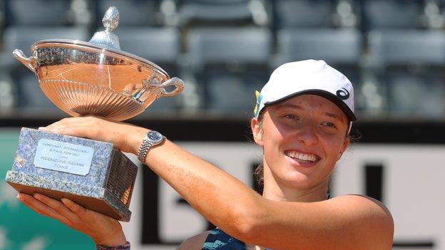 Iga Swiatek lifts Italian Open trophy