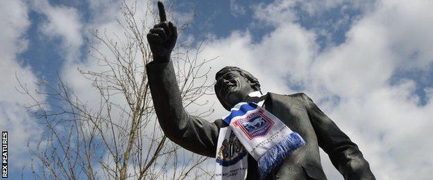 Sir Bobby Robson statue