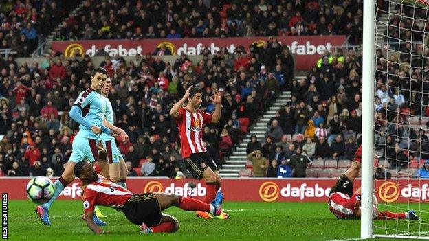 Billy Jones misses for Sunderland