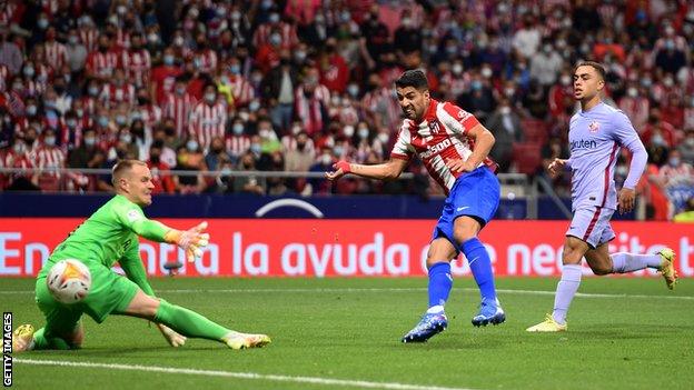 Luis Suarez scores for Atletico Madrid