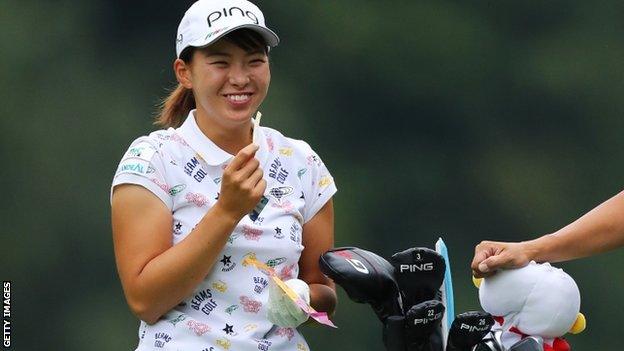 Hinako Shibuno eats sweets on course at Woburn