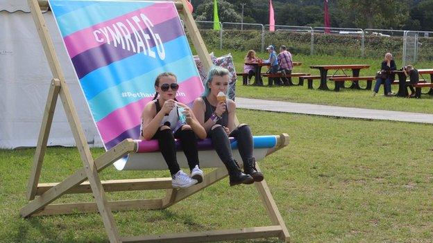 Catrin a Rebecca o Dregaron yn ymlacio gyda hufen ia yn yr haul // Catrin and Rebecca from Tregaron relax with an ice cream in the sun