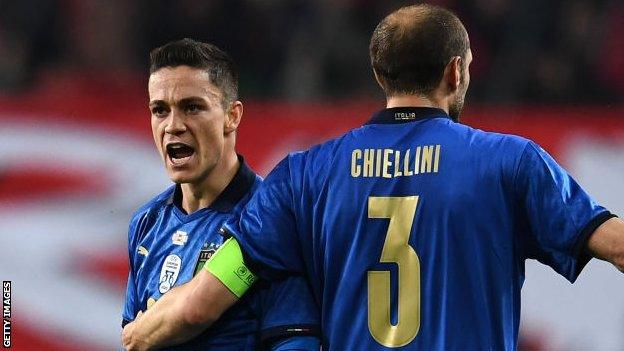 Giacomo Raspadori and Giorgio Chiellini celebrate